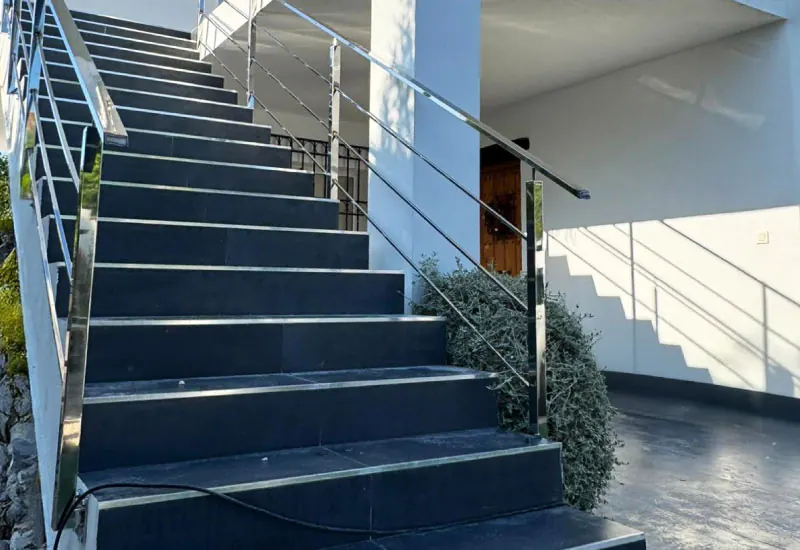 Escalera metálica con barandilla curva de acero