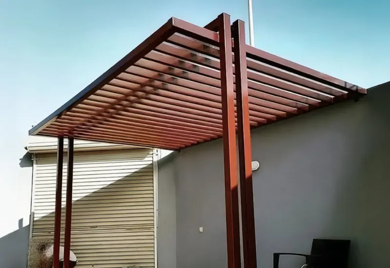 Pérgola de estructura metálica con acabado imitación madera