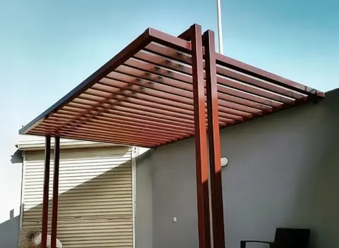 Pérgola metálica en color óxido