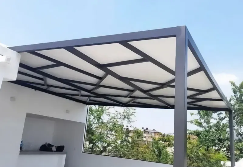 Estructura metálica negra de porche vista desde la terraza