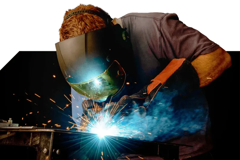 Soldador trabajando en el taller